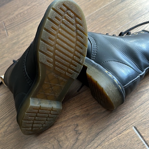 COPY - Dr.martins boots - Picture 3 of 5